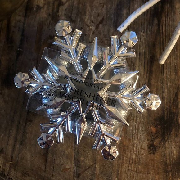 BATH AND BODY WORKS SILVER SNOWFLAKE SCENTPORTABLE CAR FRESHENER VISOR CLIP - Picture 1 of 2